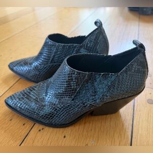 Vince Camuto Women's Pointed Toe Snake-Print booties - black and blue size 5